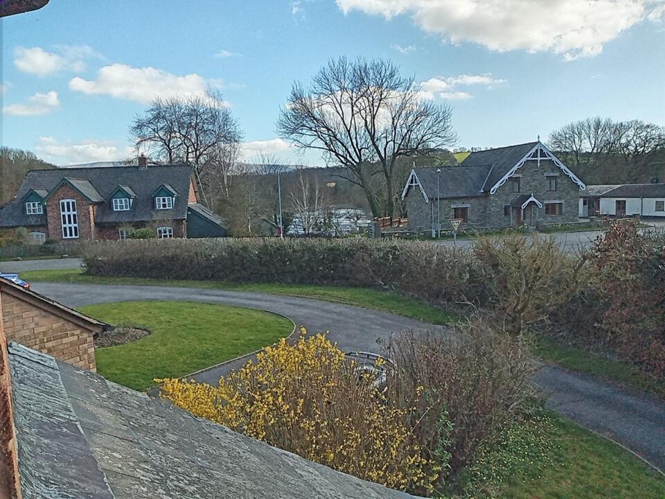 Swn Y Gwy ~ The Sound Of The Wye Apartment Brecon Exterior photo